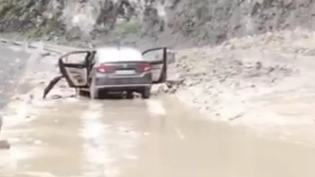 देहरादून में बारिश का कहर: जुड्डो हाईवे पर चलती कार पर पहाड़ी से गिरा मलबा
