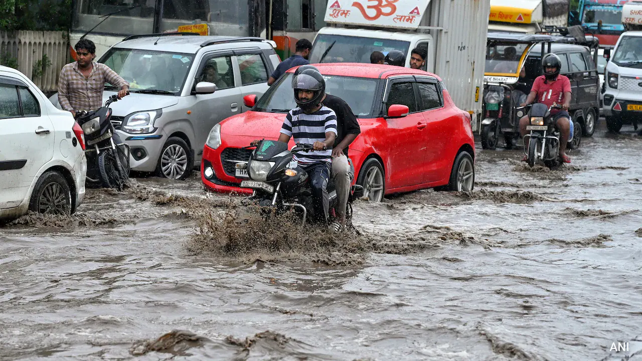 देशभर में मॉनसून का कहर: दिल्ली-NCR और मुंबई में भारी बारिश, IMD ने जारी किया नया अपडेट