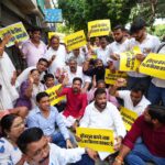 सत्य निकेतन PG बिल्डिंग हादसा: BJP विधायक के घर के बाहर AAP का प्रदर्शन, अवैध PG पर कार्रवाई की मांग