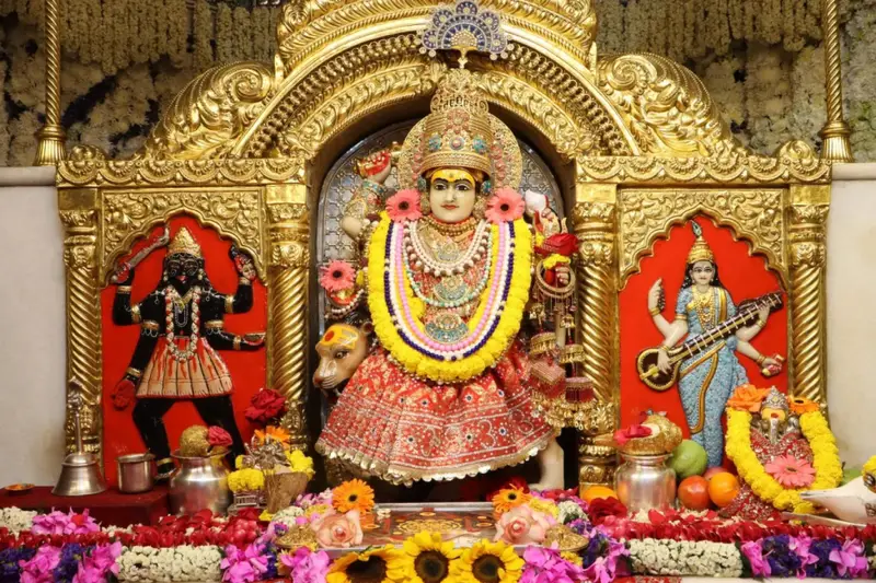 झण्डेवाला देवी मंदिर में माँ चंद्रघंटा की भव्य पूजा-अर्चना, भक्तों ने किए दर्शन
