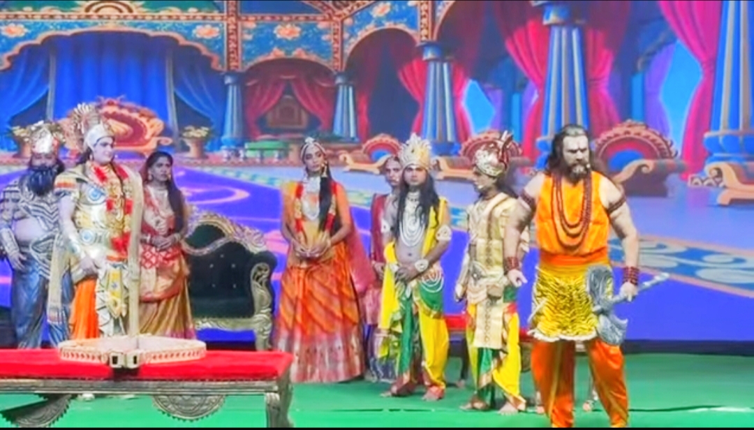 अयोध्या की रामलीला में पुनीत इस्सर के परशुराम अवतार ने बांधा समां, माता सीता के रूप में मिस यूनिवर्स ने जीता दिल